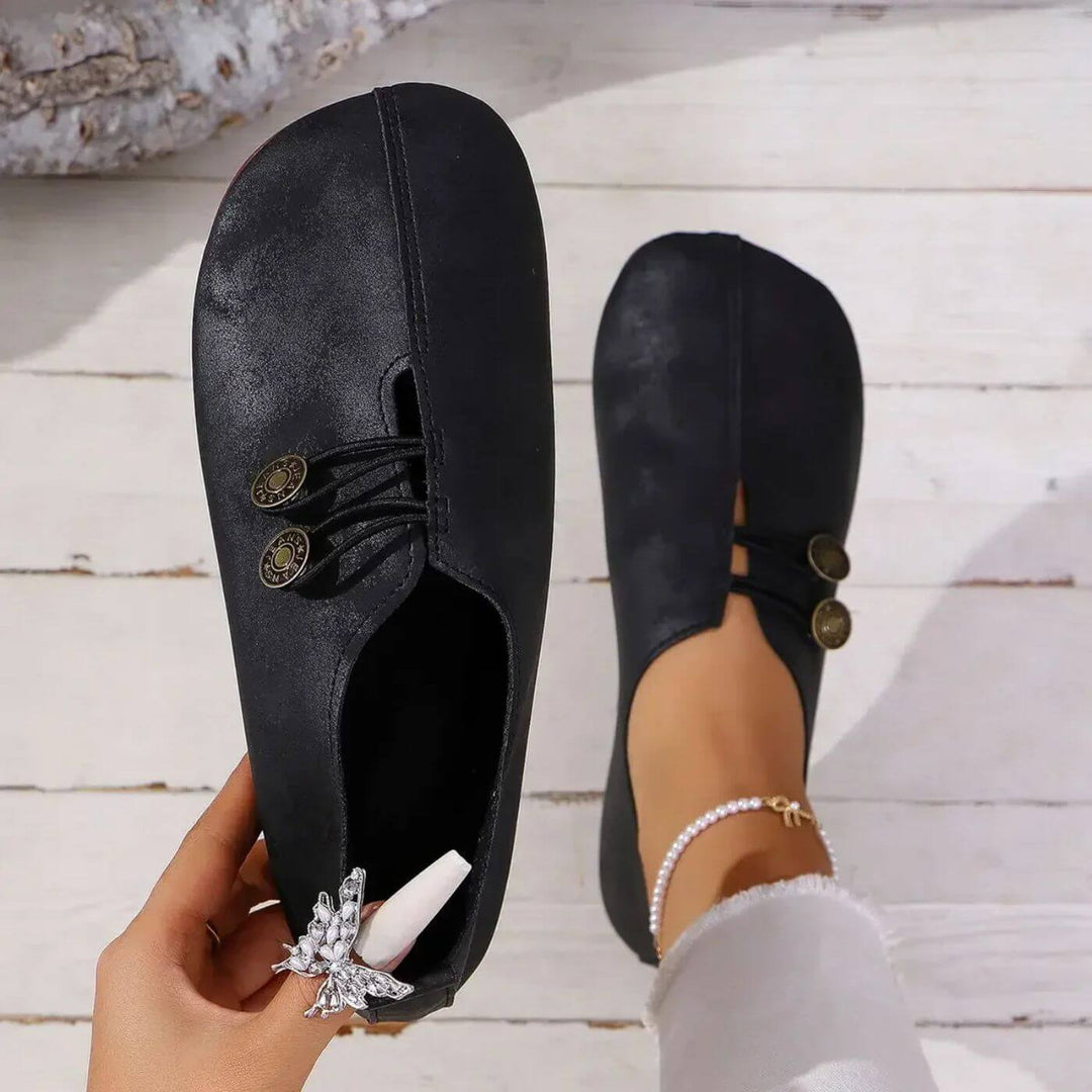 LUCIA – VINTAGE CHARM BUTTON FLATS