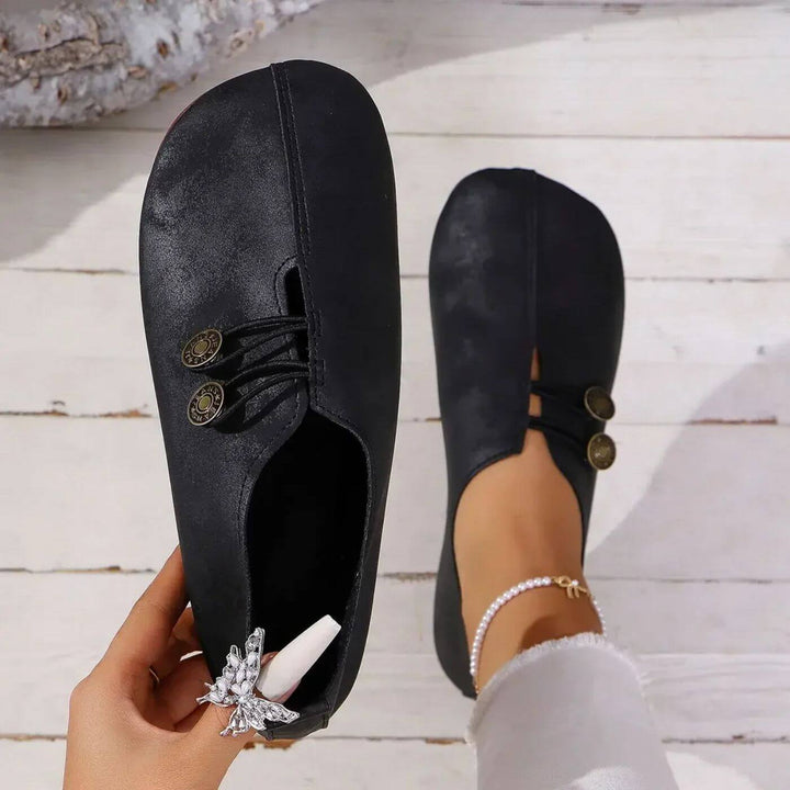 LUCIA – VINTAGE CHARM BUTTON FLATS