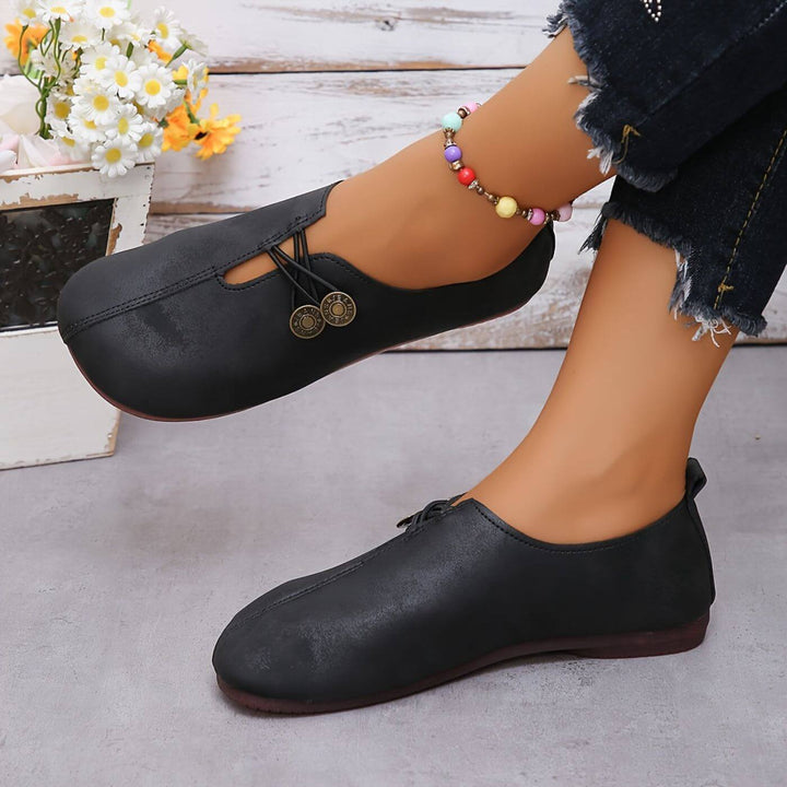 LUCIA – VINTAGE CHARM BUTTON FLATS