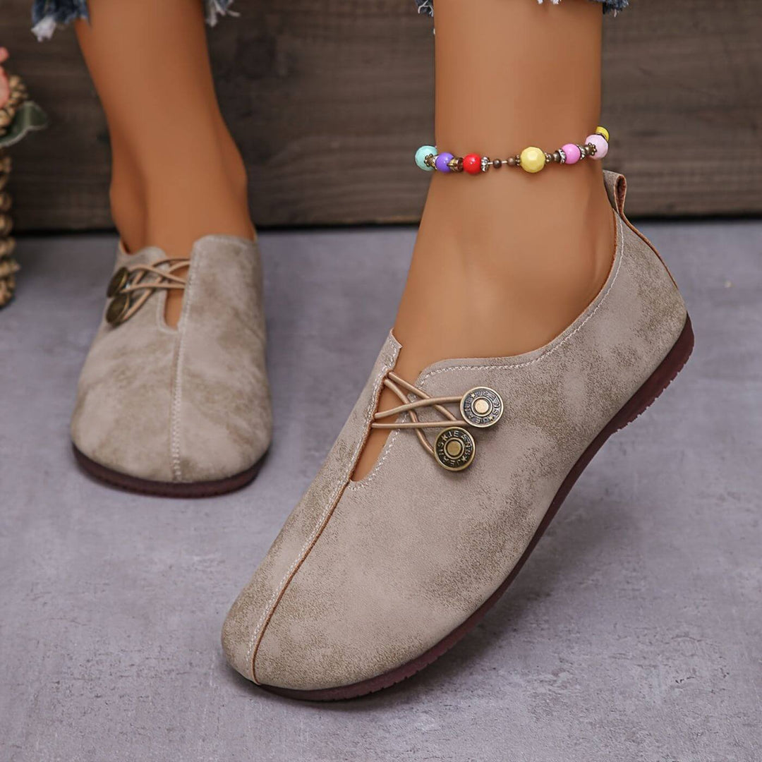 LUCIA – VINTAGE CHARM BUTTON FLATS