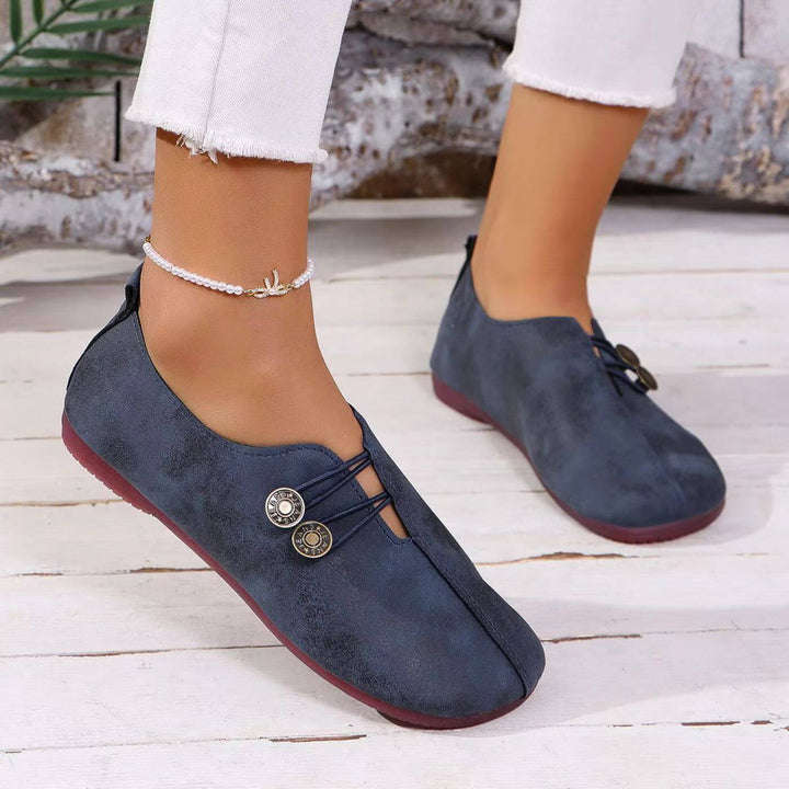 LUCIA – VINTAGE CHARM BUTTON FLATS