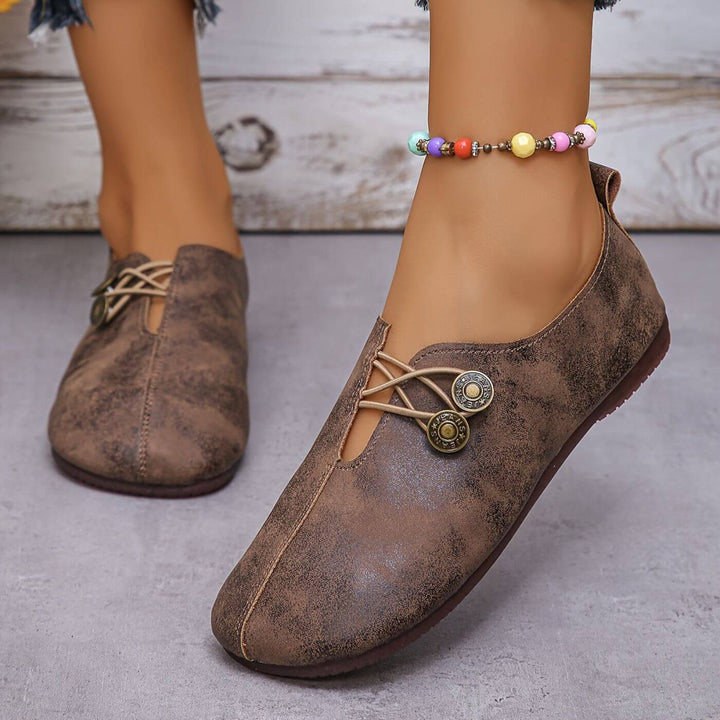 LUCIA – VINTAGE CHARM BUTTON FLATS