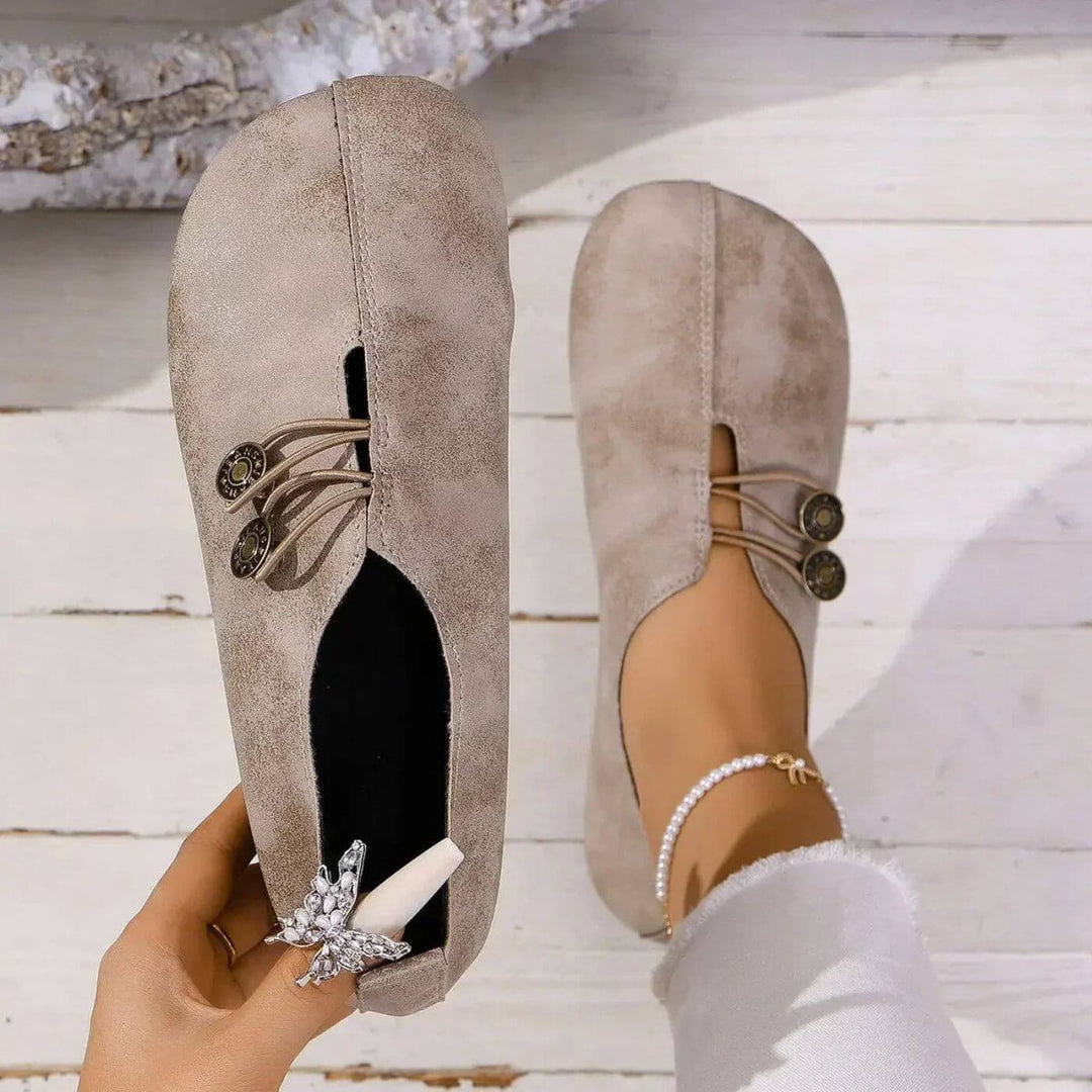 LUCIA – VINTAGE CHARM BUTTON FLATS