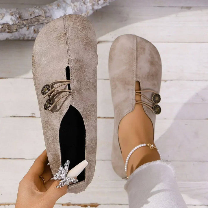 LUCIA – VINTAGE CHARM BUTTON FLATS