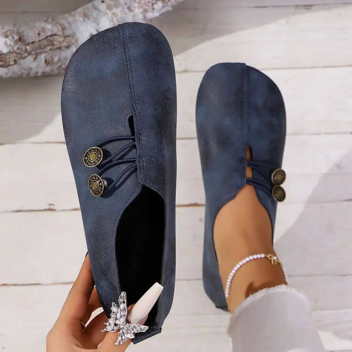 LUCIA – VINTAGE CHARM BUTTON FLATS