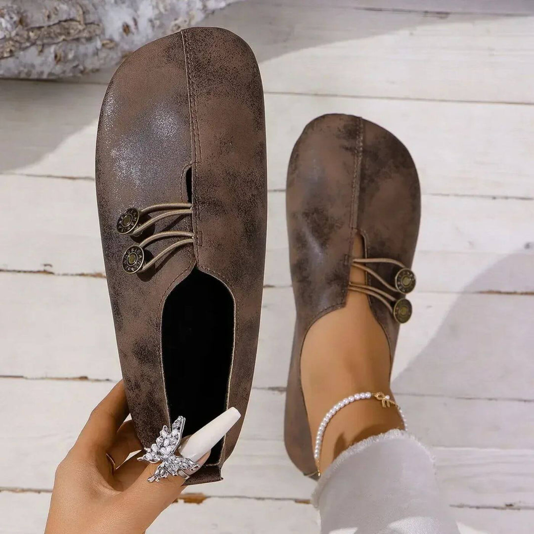 LUCIA – VINTAGE CHARM BUTTON FLATS